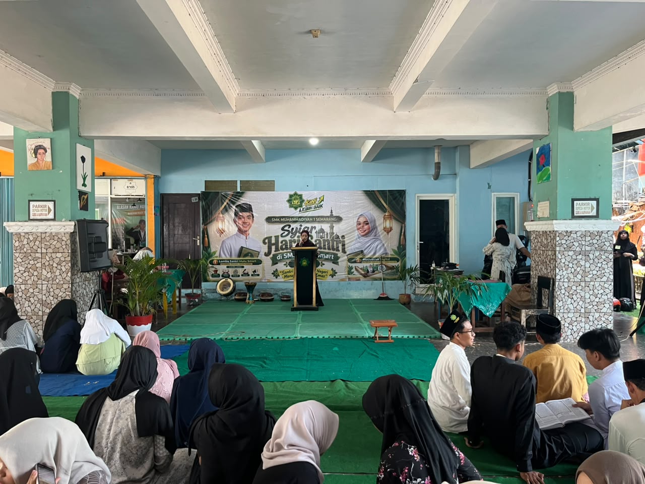Siswa dan siswi SMK Muhammadiyah 1 Semarang duduk menyimak perlombaan keislaman dalam acara Syiar Hari Santri.