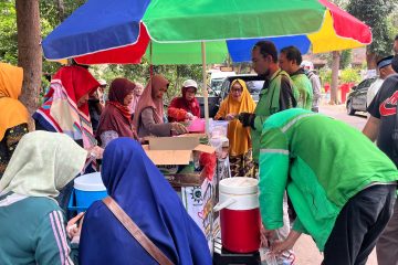 Usap Lelah Pejuang Jalanan, PRM dan PRA Ngaliyan Rutin Bagikan 100 Porsi Makan Gratis