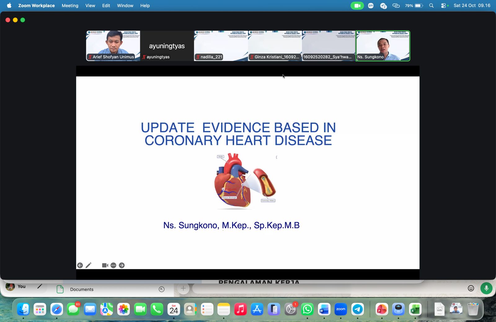 Tampilan tangkapan layar antarmuka Zoom Meeting presentasi materi "Update Evidence Based in Coronary Heart Disease" oleh Ns. Sungkono beserta kotak video peserta dan moderator Arief Sofyan.