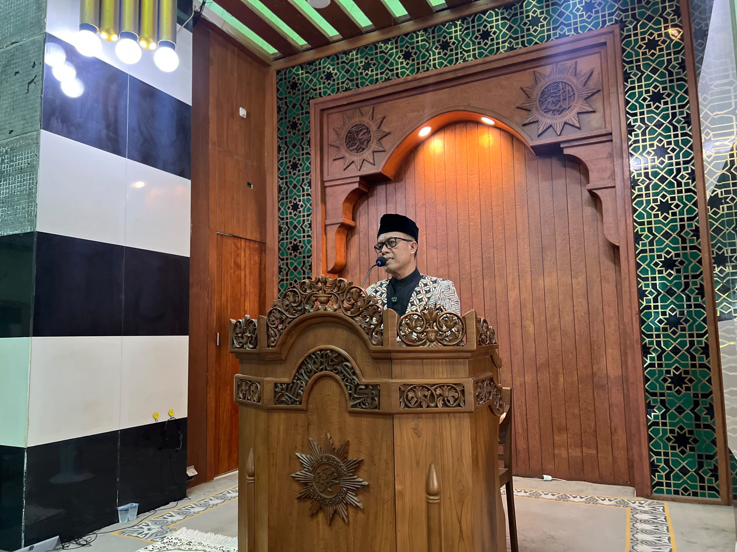 Ustad Suparno menyampaikan khutbah Jumat tentang keseimbangan dunia akhirat di Masjid At-Taqwa PDM Kota Semarang