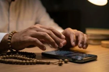 Naskah Khutbah Jumat: Menjaga Lisan dan Jari dari Bahaya Hoax di Media Sosial
