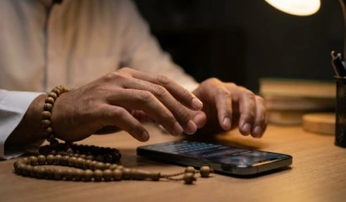 Naskah Khutbah Jumat: Menjaga Lisan dan Jari dari Bahaya Hoax di Media Sosial