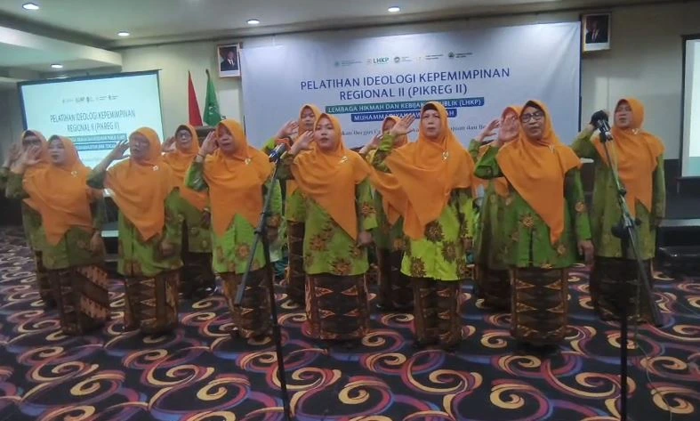 Anggota Paduan Suara PCA Ngaliyan tampil penuh penghayatan menyanyikan Mars Muhammadiyah dalam seremoni pembukaan PIKREG II LHKP PWM Jawa Tengah di Semarang.