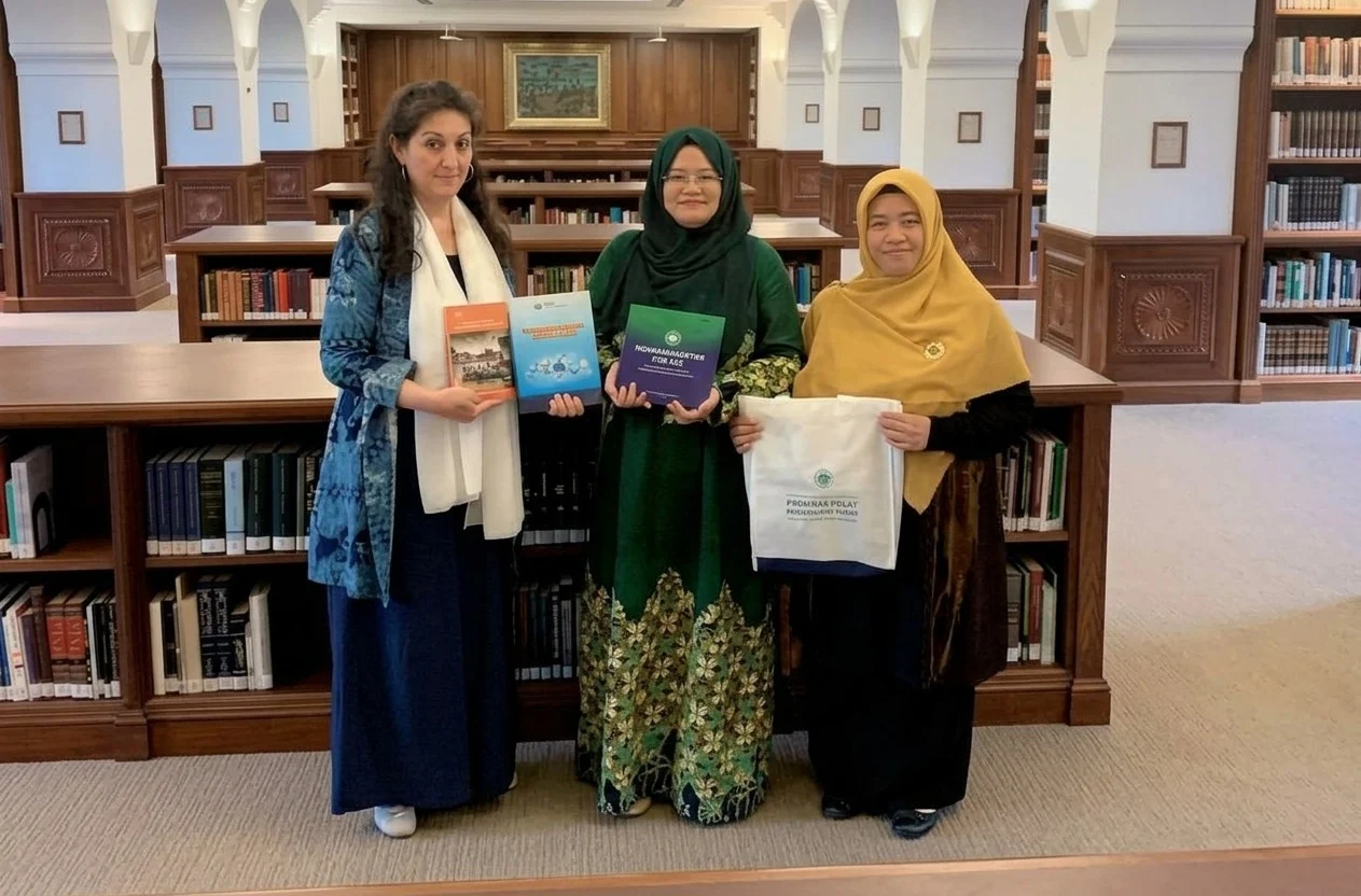 Perwakilan delegasi menunjukkan buku produk keilmuan Majelis Tarjih Muhammadiyah di perpustakaan Oxford Centre for Islamic Studies (OCIS) Inggris.